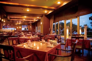 7 restaurants, breakfast, lunch, dinner served; Japanese cuisine