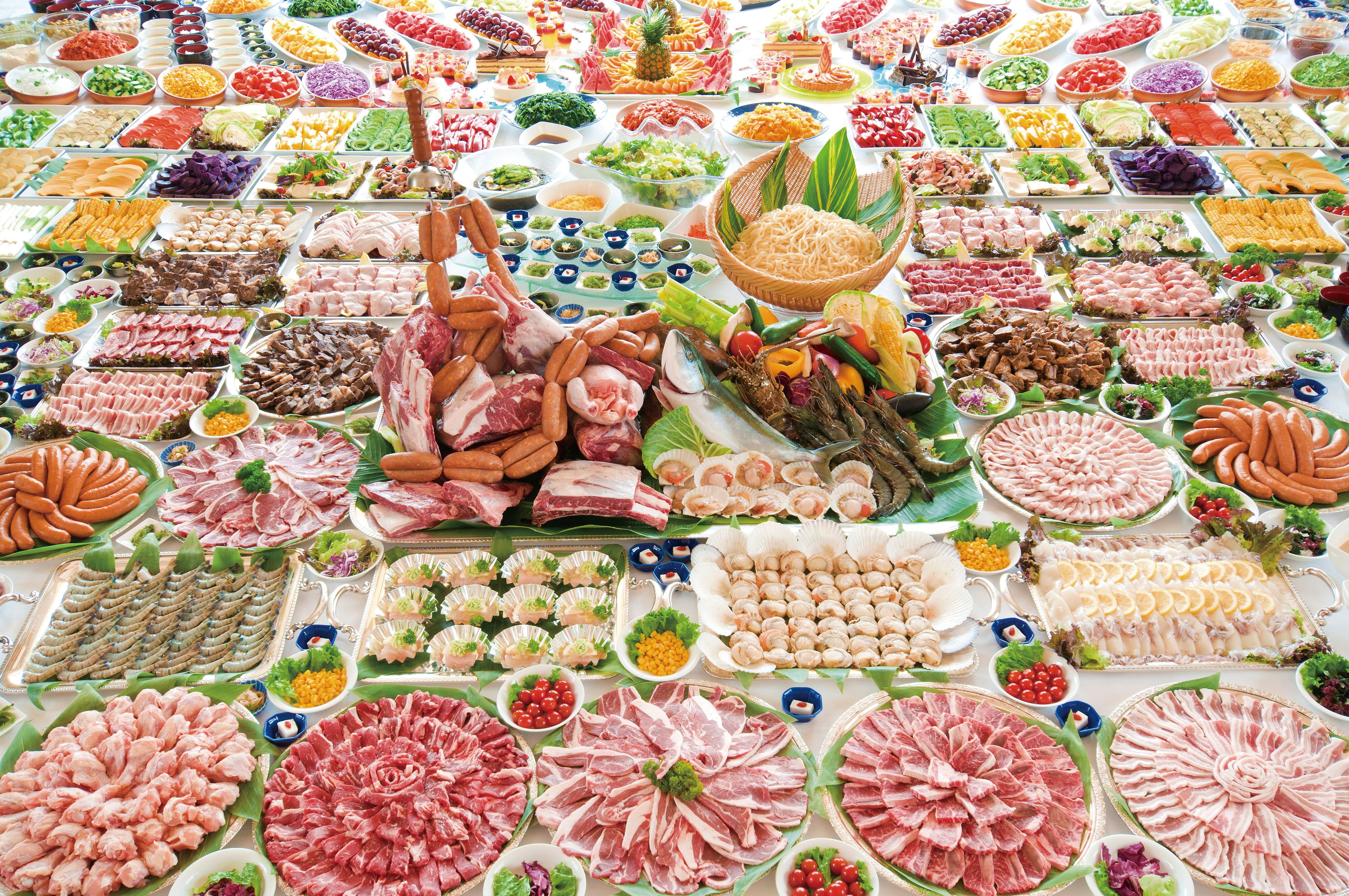 Diverses aliments presentats sobre una taula.