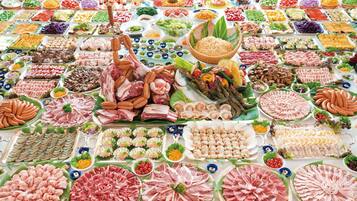 Variedad de alimentos presentados sobre una mesa.