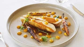 Aamiainen ja lounas; kansainvÀlinen keittiö, nÀkymÀt rannalle