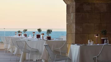Petit déjeuner, déjeuner et dßner servis sur place, vue sur la plage