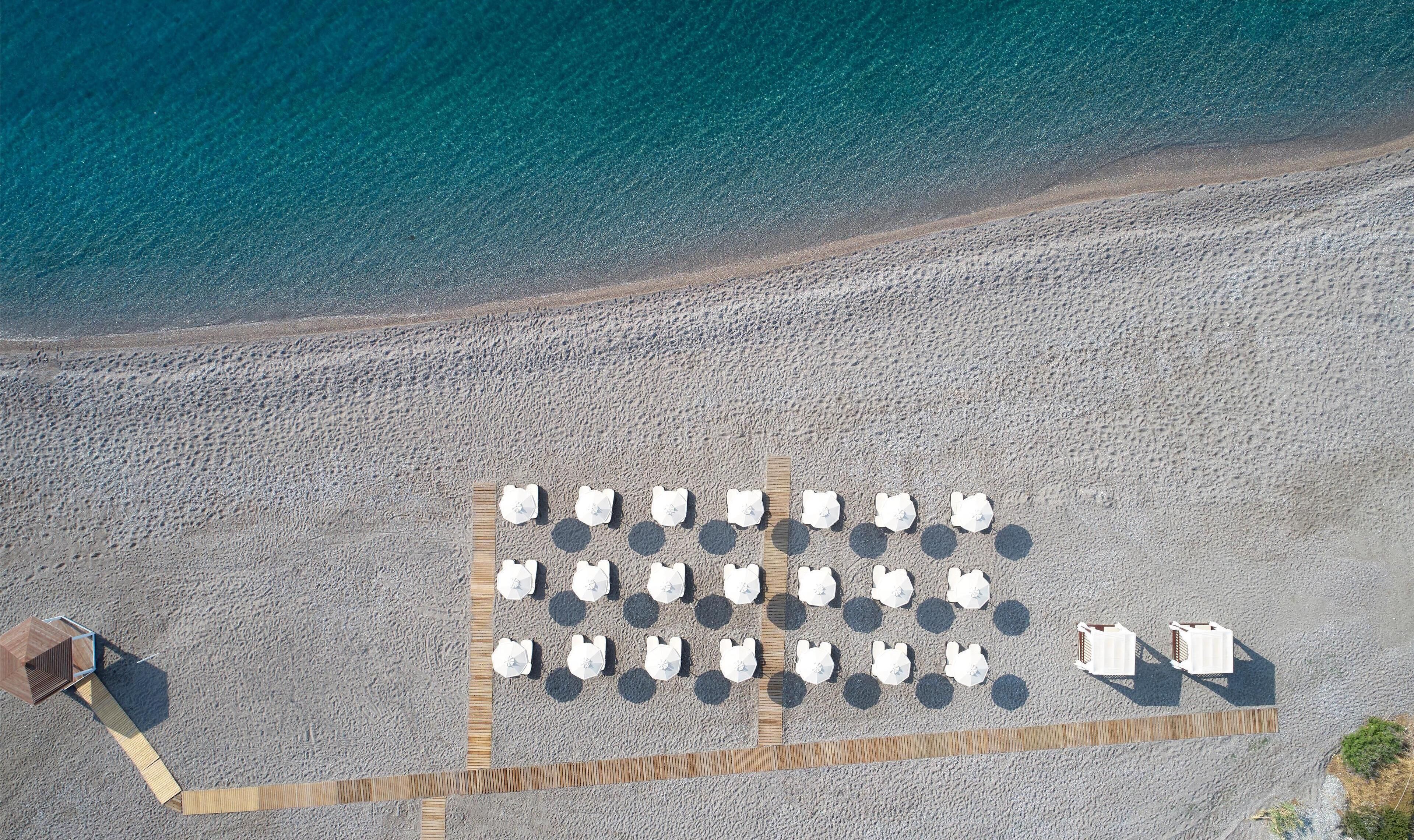 Playa privada, sillas reclinables de playa, sombrillas, toallas de playa