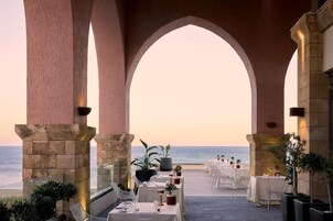 Se sirven desayunos y cocina internacional, con vista a la playa 