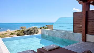 Ylelliset vuodevaatteet, untuvapeitot, minibaari, tallelokero huoneessa