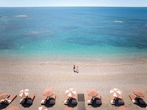Privatstrand, Liegestühle, Sonnenschirme, Strandtücher