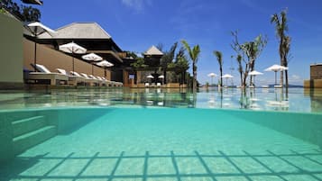 Piscine extérieure, parasols de plage, chaises longues