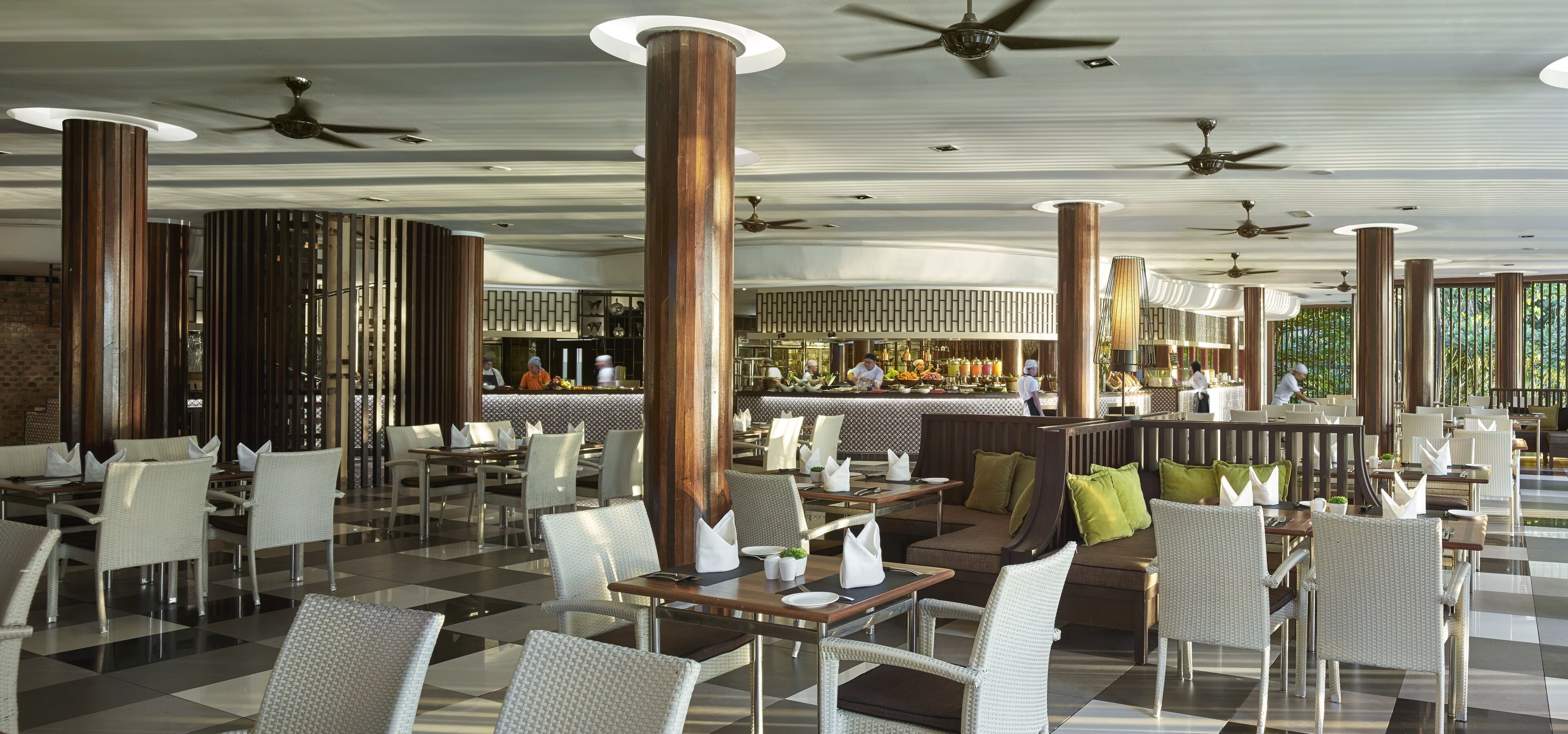 4 restaurants, breakfast, lunch, dinner served; seafood