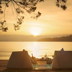 4 restaurants, breakfast, lunch, dinner served; seafood