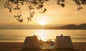 4 restaurantes; se sirven desayunos, almuerzos, cenas y marisco 