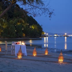 4 restaurants, breakfast, lunch, dinner served; seafood