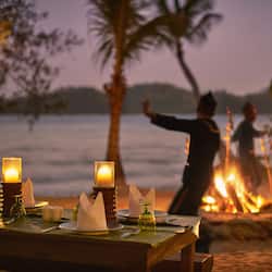 4 restaurants, breakfast, lunch, dinner served; seafood