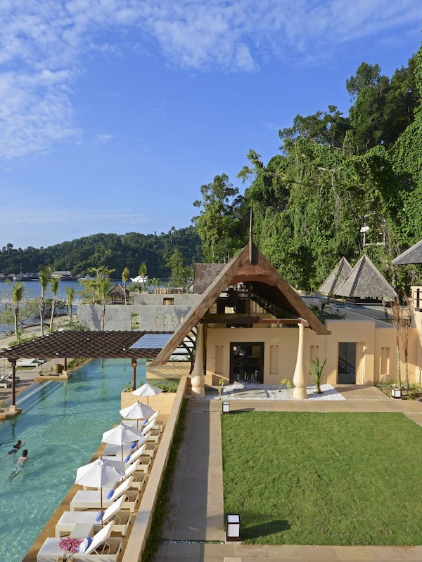 Outdoor pool, pool umbrellas, sun loungers
