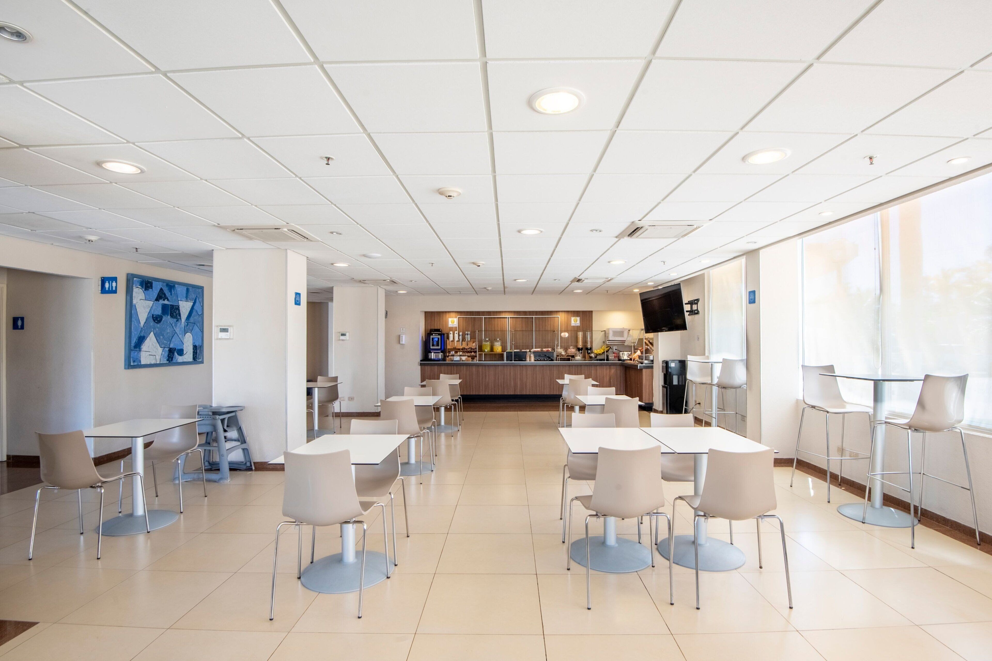 free daily full breakfast