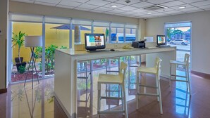 A reception area with a counter, computers, and seating. - City Express by Marriott Campeche (Campeche)