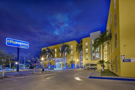 Exterior. City Express by Marriott Campeche