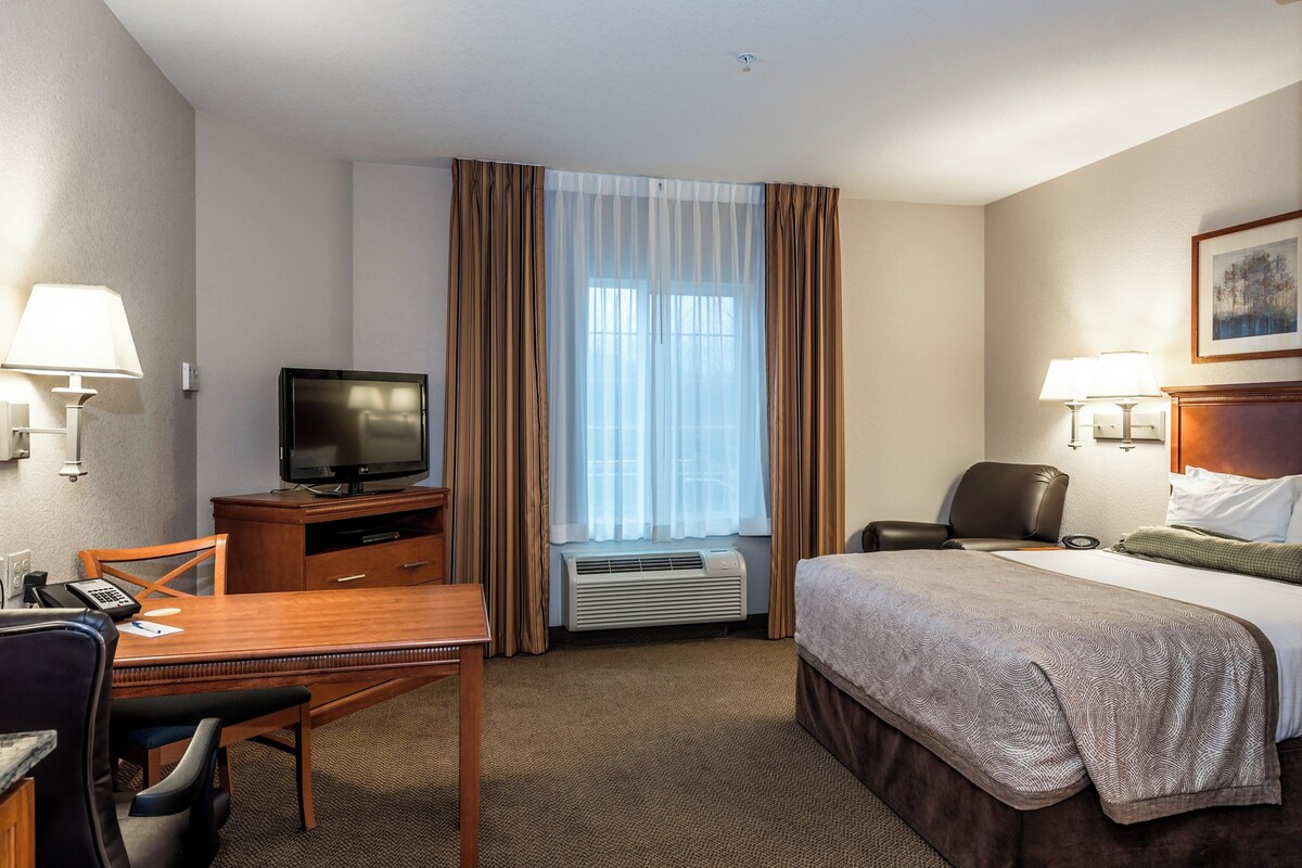 In-room safe, desk, laptop workspace, iron/ironing board