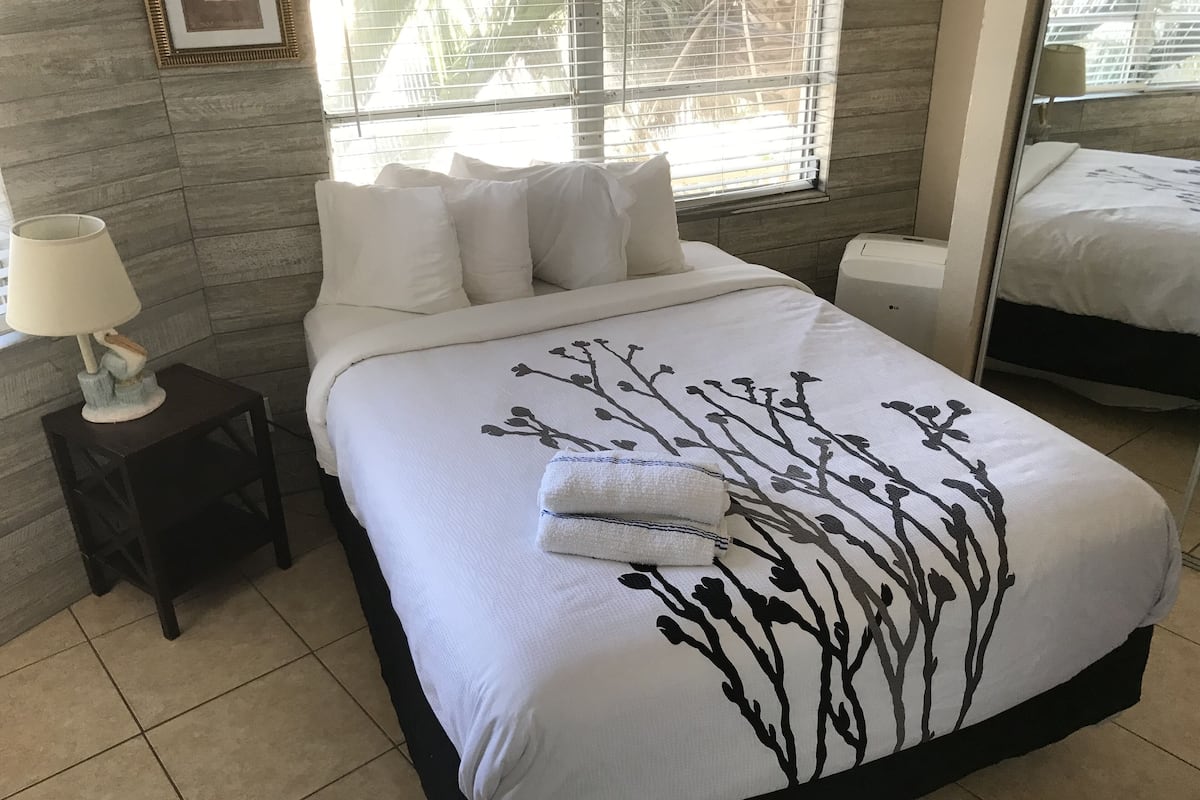 Free WiFi, alarm clocks, bed sheets