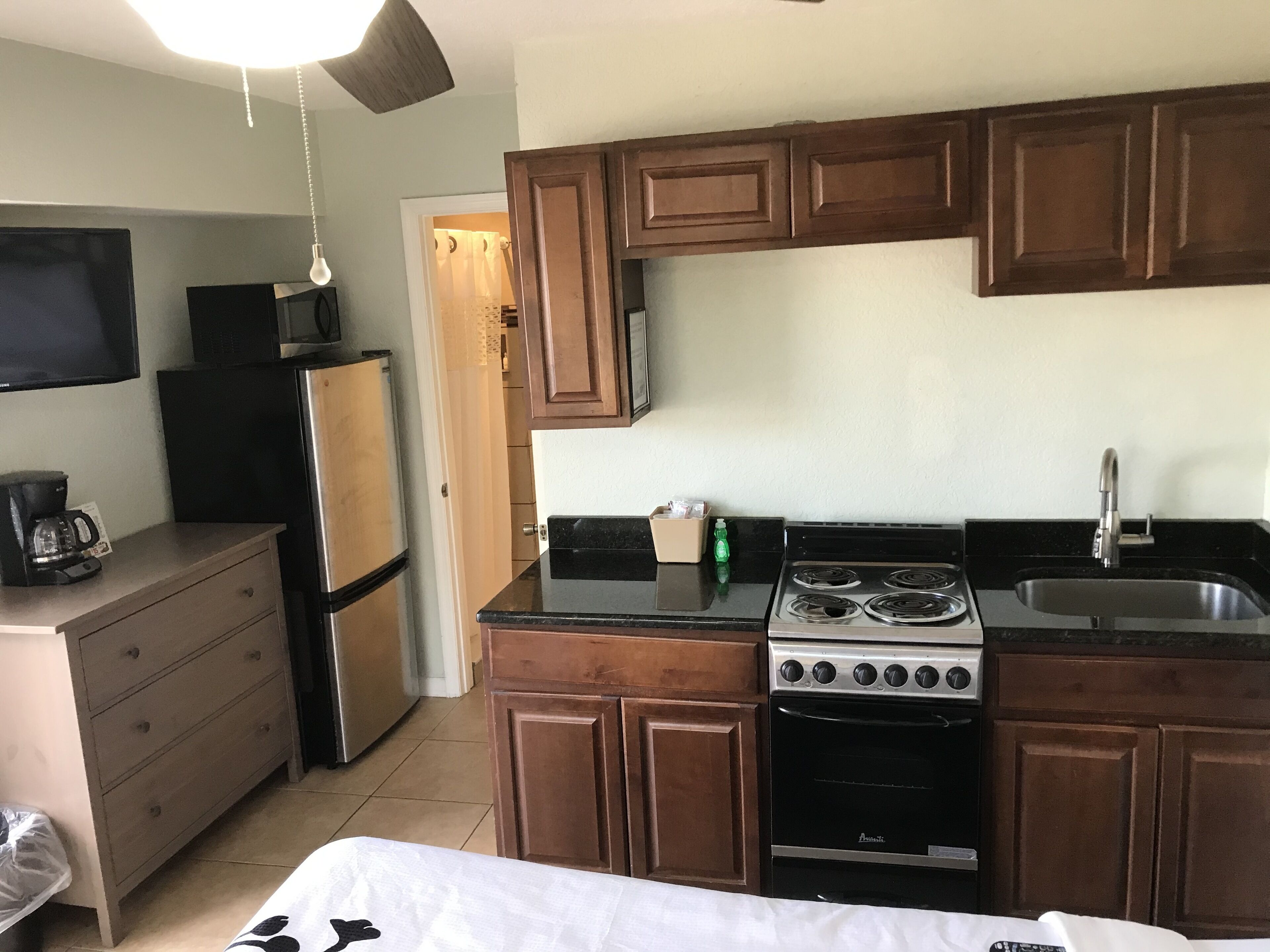 room, 1 queen bed, kitchen, courtyard view, 1st floor | private kitchen | fridge, microwave, coffee/tea maker, toaster