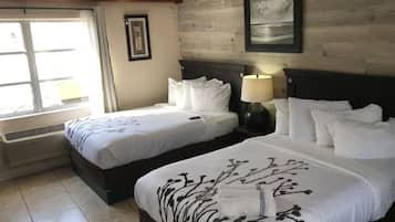 Chambre, 2 lits doubles, réfrigérateur et four à micro-ondes, vue cour intérieure (2nd Floor) | Wi-Fi gratuit, draps fournis, réveils