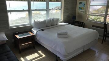 Kamar, 1 Tempat Tidur King, dapur, pemandangan halaman (Water View, 2nd Floor) | Wi-Fi gratis, seprai linen, dan jam alarm