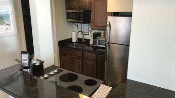 Kamar, 1 Tempat Tidur Queen dengan tempat tidur Sofa, dapur (Water View, 2nd Floor) | Dapur pribadi | Lemari es, microwave, mesin pembuat kopi/teh, dan pemanggang roti