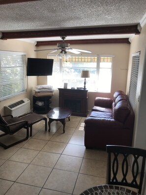 Zimmer, 1 Queen-Bett, Küche, Blick auf den Innenhof (2nd Floor) | Wohnzimmer