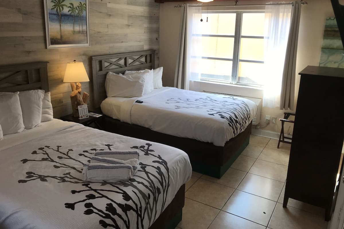 Rum - 2 dubbelsängar - kök - utsikt mot innergården (2nd Floor) | Gratis wi-fi, sängkläder och väckarklockor