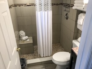 Secador de pelo, toallas