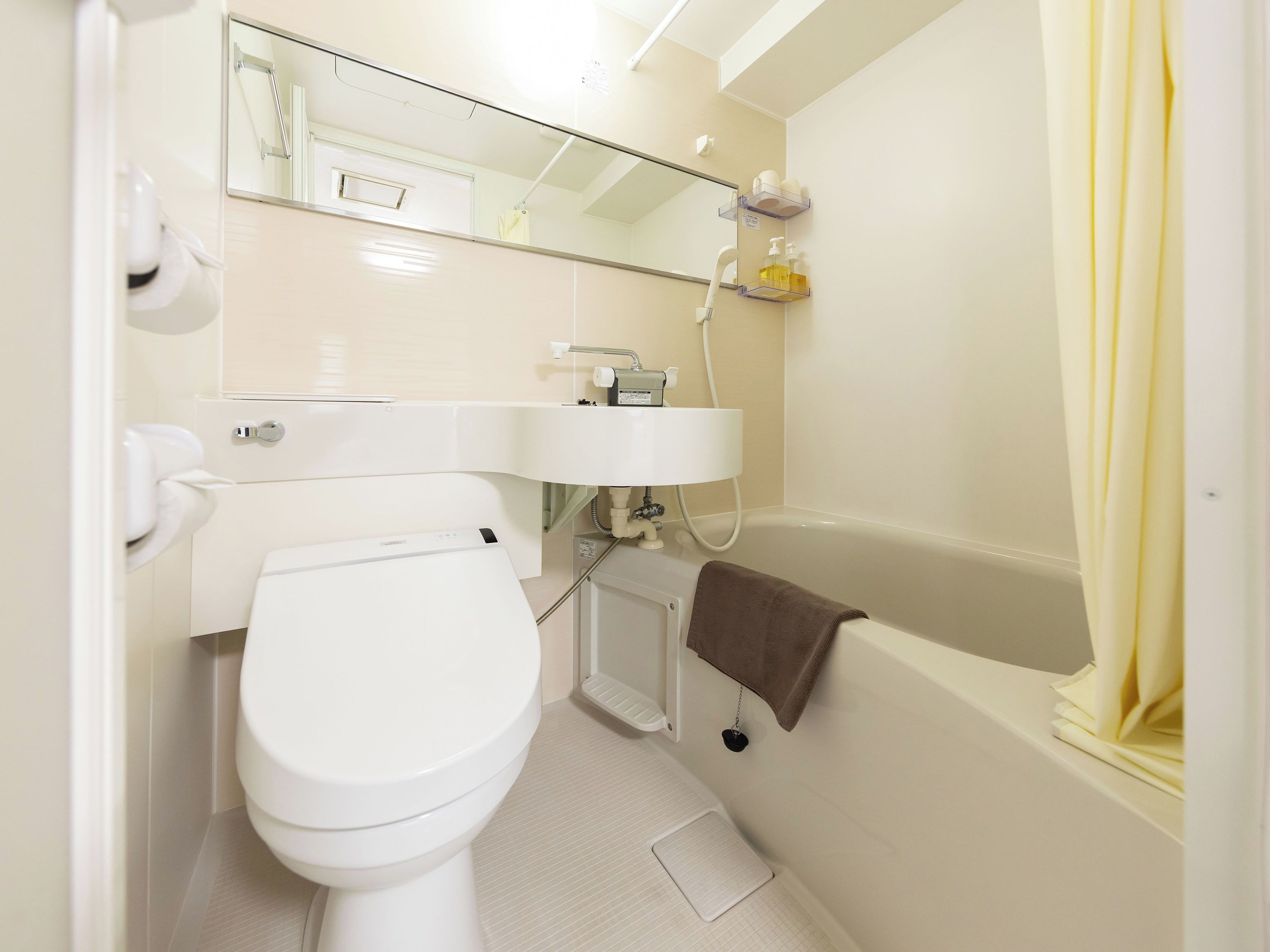 Une salle de bain avec des toilettes, un lavabo et une baignoire.