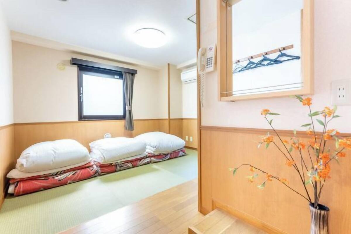Edredons de pluma, cortinas blackout, Wi-Fi de cortesia, roupa de cama