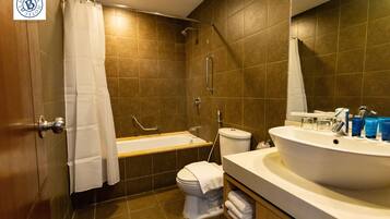 Ensemble douche/baignoire, articles de toilette gratuits, sèche-cheveux