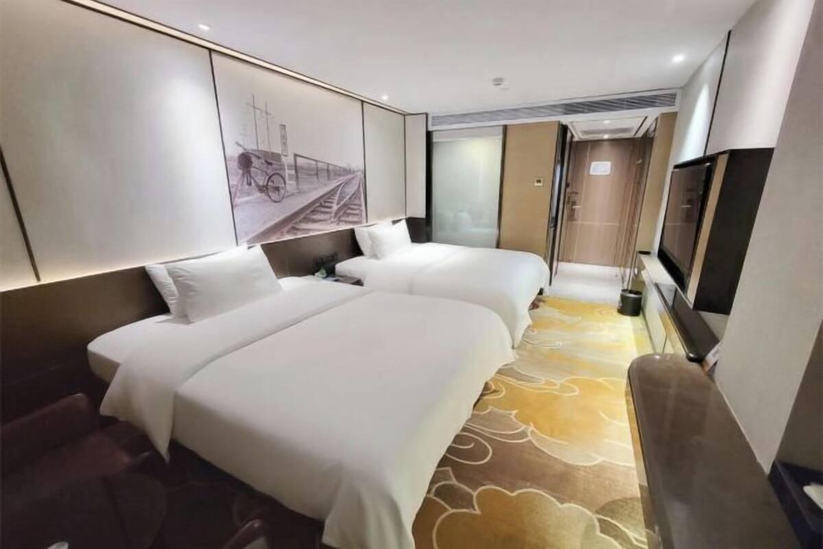 Cofres nos quartos, escrivaninha, cortinas blackout