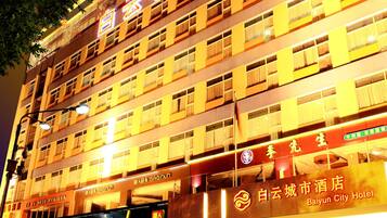 Voorkant accommodatie - avond/nacht