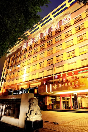 Façade de l’hébergement - soirée/nuit