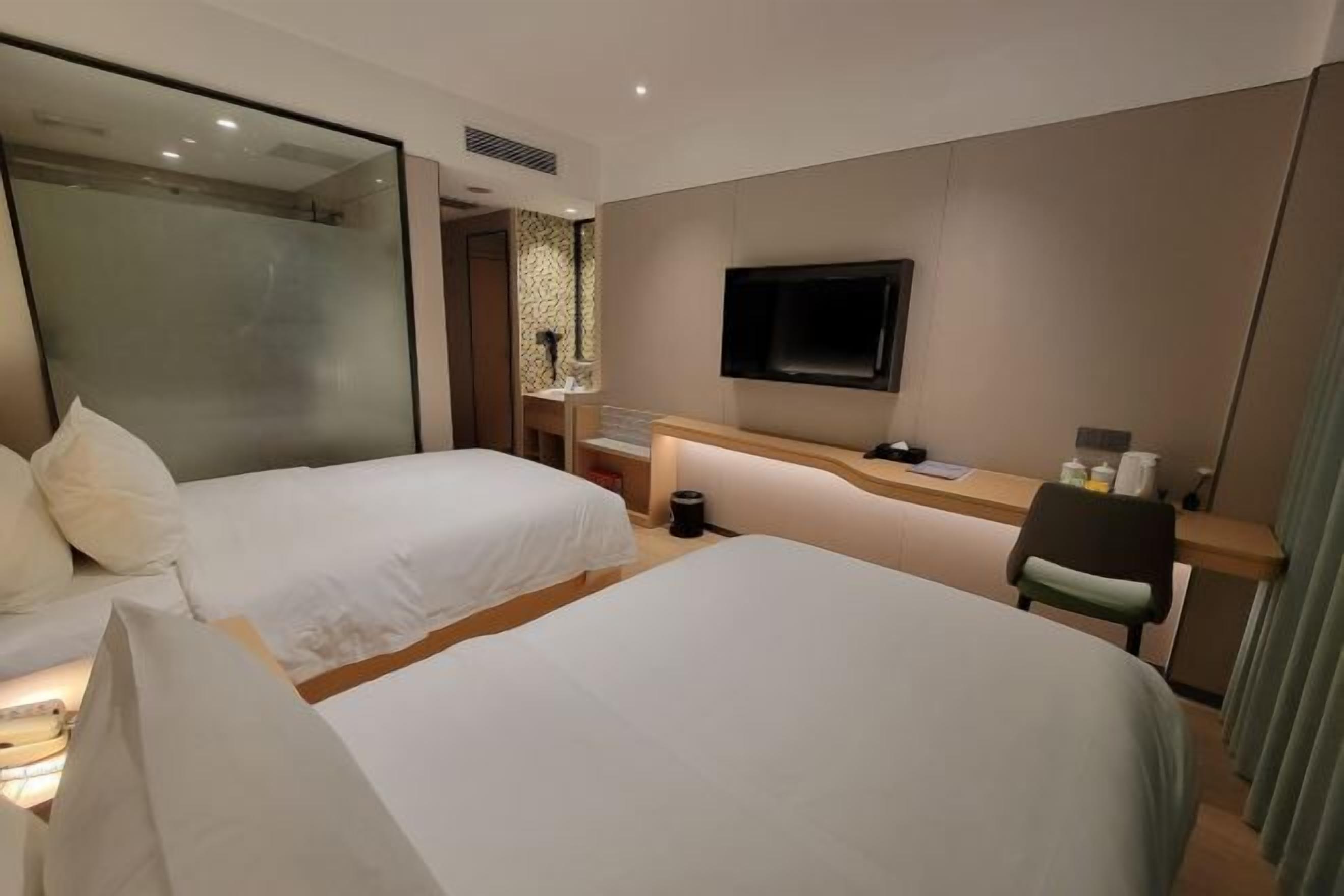 Zimmersafe, Schreibtisch, Verdunkelungsvorhänge, Bügeleisen/Bügelbrett