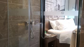Doppia Deluxe | Bagno | Doccia, asciugacapelli, pantofole, asciugamani