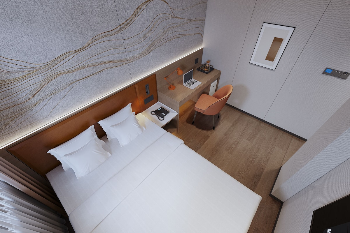 Comfort Room | In-room safe, desk, blackout curtains, iron/ironing board