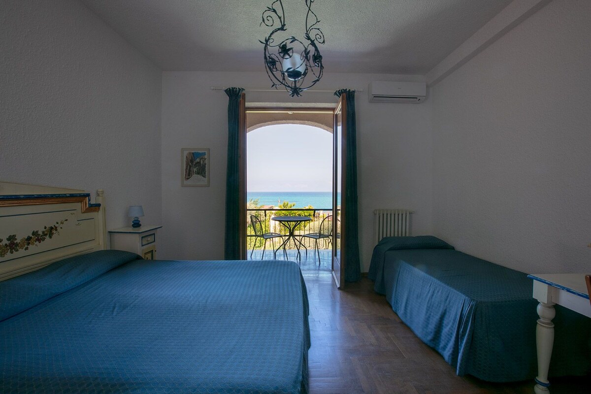 Room, Sea View