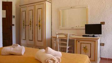 Habitación triple estándar | Minibar, caja fuerte, decoración individual y mobiliario individual