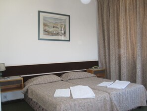 Pillow-top beds, in-room safe, desk, free cots/infant beds - Rivoli Hotel (Jerusalem)