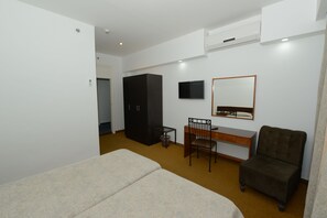 Pillowtop beds, in-room safe, desk, free cribs/infant beds