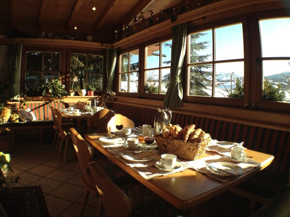 Daily buffet breakfast (EUR 10 per person) - Steiningå (Kirchberg in Tirol)
