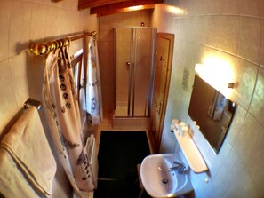 Superior Double Room, Balcony, Annex Building | Bilik Mandi | Pancuran mandi, kelengkapan dandanan diri percuma, pengering rambut 
