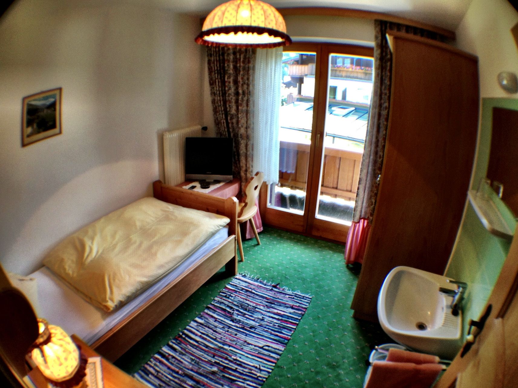 standard single room, shared bathroom | hypo-allergenic bedding, soundproofing