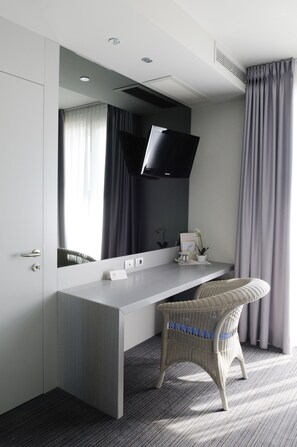 Edredones de plumas, minibar, caja fuerte y escritorio