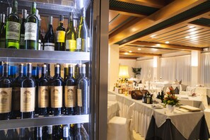 供应午餐和晚餐