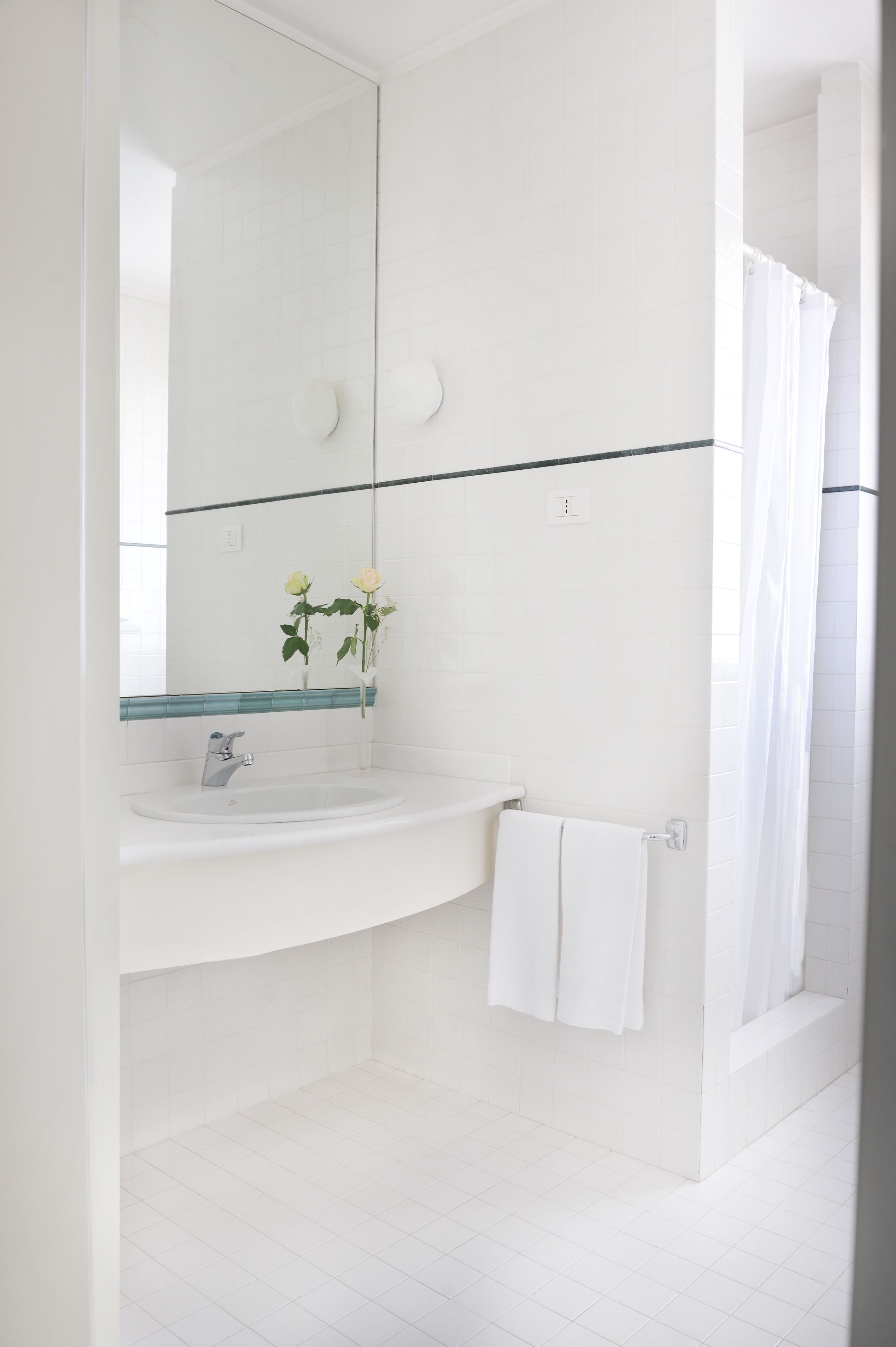 shower, free toiletries, hair dryer, bidet