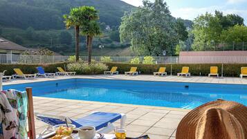 Daily buffet breakfast (EUR 12.5 per person)