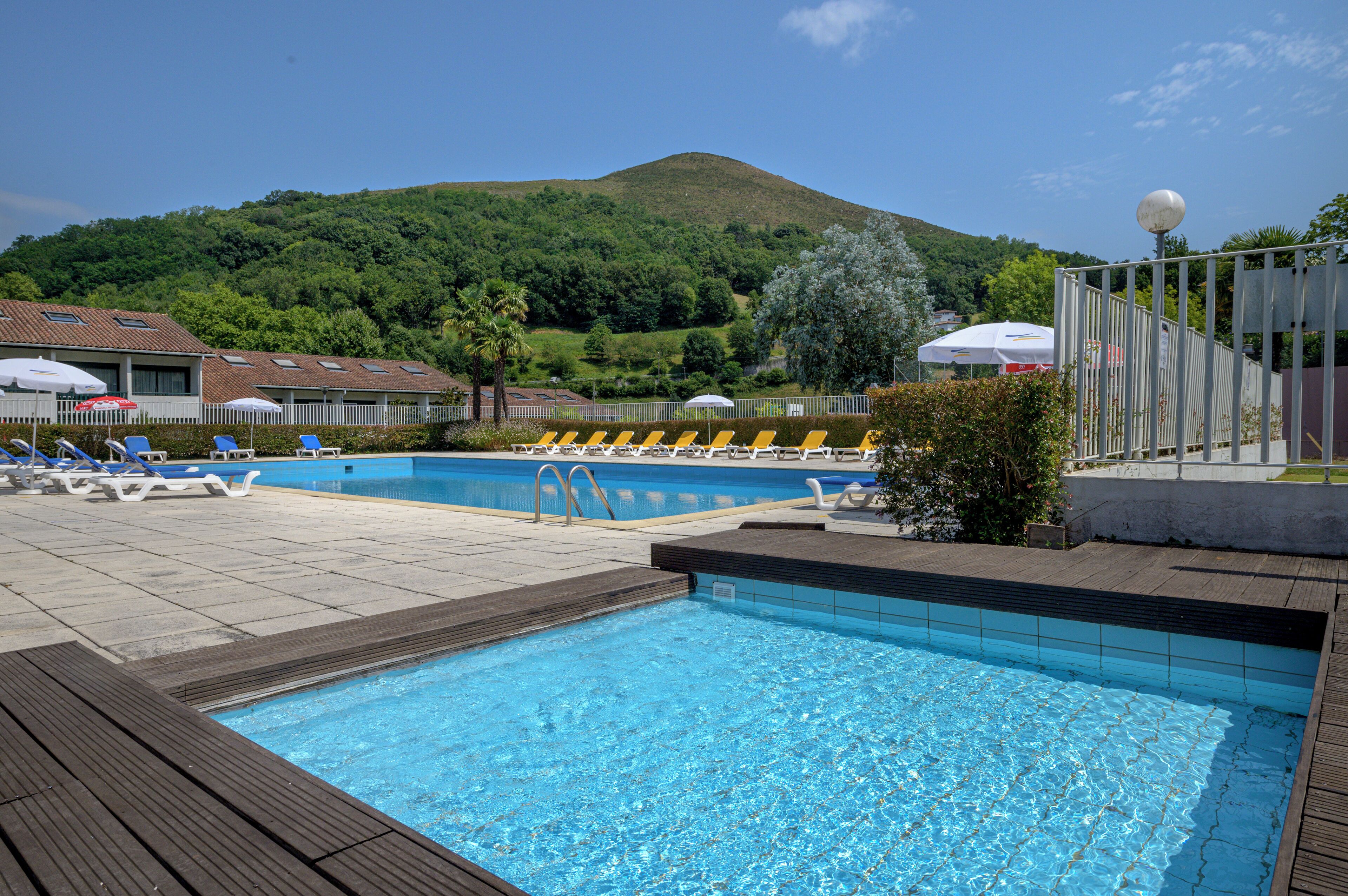 Outdoor pool, pool loungers