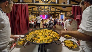 A large communal dining area with tables and chairs, a ceiling with wooden beams, and a bull skull decoration. - Village Club Le Saint Ignace (Ascain)